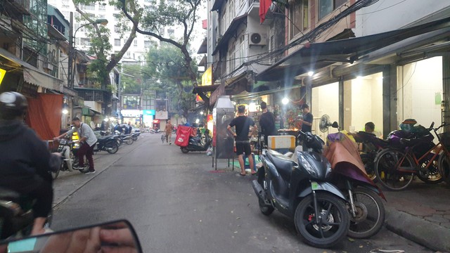 Hà Nội: Hình ảnh 'ám ảnh' ở các quán chân gà nướng ở phố Lý Văn Phức - Ảnh 17.