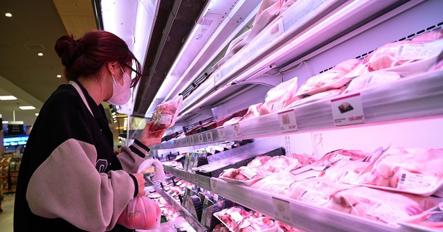 Chuyện hiếm dịp cận Tết, giá thịt lợn trong siêu thị rẻ hơn ở chợ - Ảnh 1.