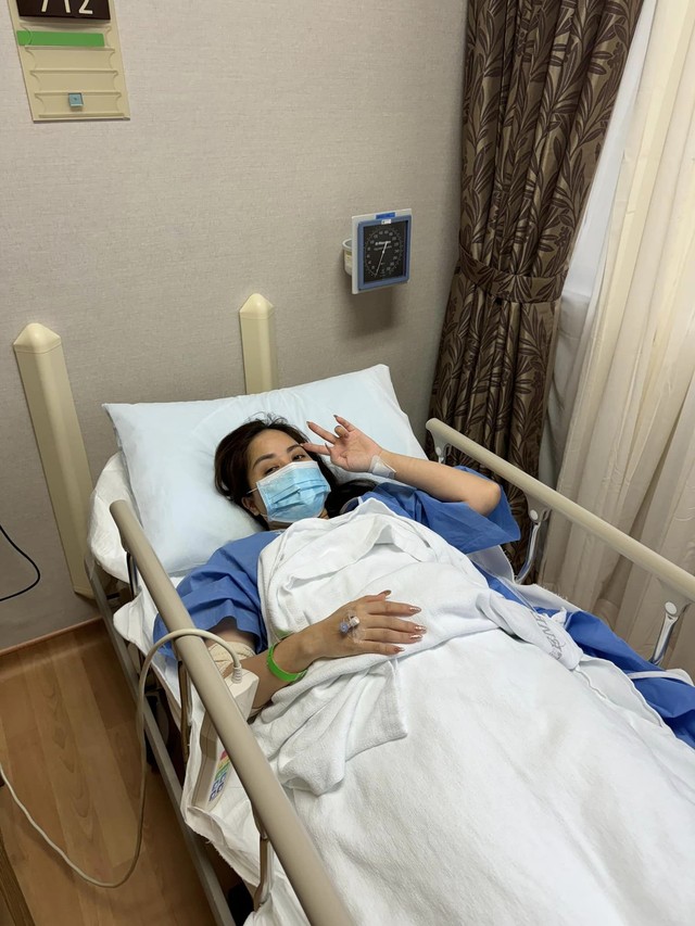 Sức khỏe của Khánh Thi ra sao sau khi bất ngờ nhập viện điều trị ở Singapore? - Ảnh 2.