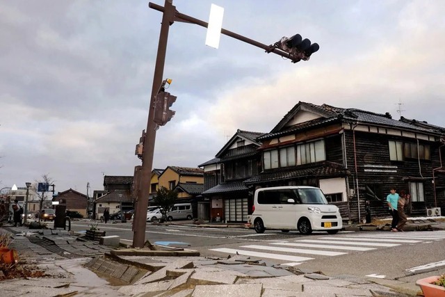 Động đất ở Nhật Bản: Hình ảnh mới nhất từ tâm chấn nhìn từ trên cao gây ám ảnh - Ảnh 6.