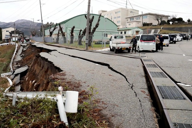 Động đất ở Nhật Bản: Hình ảnh mới nhất từ tâm chấn nhìn từ trên cao gây ám ảnh - Ảnh 5.