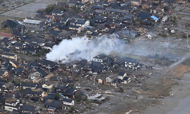 Động đất ở Nhật Bản: Hình ảnh mới nhất từ tâm chấn nhìn từ trên cao gây ám ảnh - Ảnh 3.