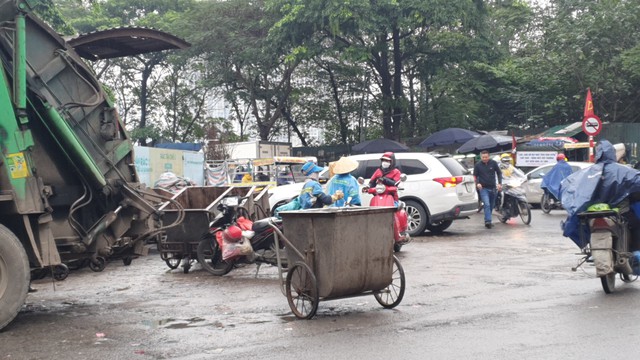 Hà Nội: Người dân chật vật mưu sinh dưới tiết trời 8 độ C, người nhà bệnh nhân co ro - Ảnh 17.