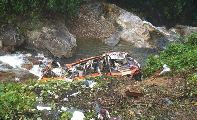 Tin mới nhất vụ xe khách rơi xuống vực tại La Sơn - Túy Loan - Ảnh 2.