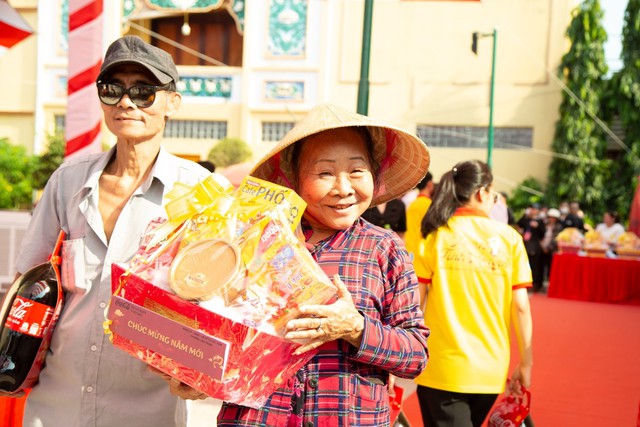Coca-Cola Việt Nam mang Tết diệu kỳ đến hàng nghìn hoàn cảnh khó khăn khắp cả nước - Ảnh 3.