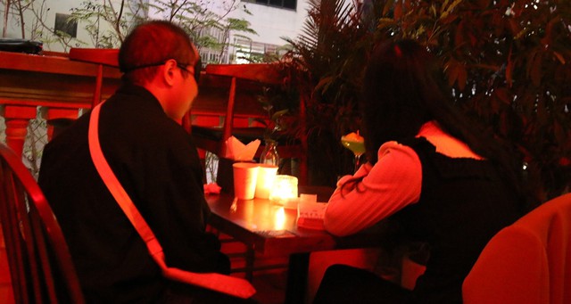 Bịt mắt hẹn hò trong quán rượu, cô gái khó chịu vì hành xử của gã trai - Ảnh 3. Bịt mắt hẹn hò trong quán rượu, cô gái khó chịu vì hành xử của gã trai - Ảnh 3.