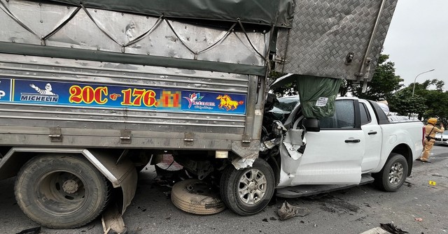 Tai nạn liên hoàn ở Hà Nội, 6 ô tô 'dồn toa' hư hỏng nặng - Ảnh 1.