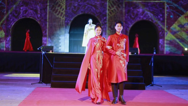 NTK Hoàng Ly mang BST áo dài Họa sắc Long Phụng trình diễn ở Hoàng thành Thăng Long   - Ảnh 9.