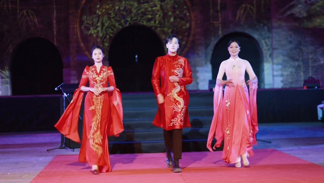 NTK Hoàng Ly mang BST áo dài Họa sắc Long Phụng trình diễn ở Hoàng thành Thăng Long   - Ảnh 10.