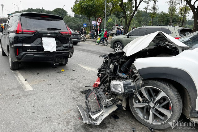 Tai nạn liên hoàn ở Hà Nội, 6 ô tô 'dồn toa' hư hỏng nặng - Ảnh 2.