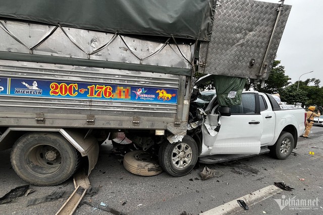 Tai nạn liên hoàn ở Hà Nội, 6 ô tô 'dồn toa' hư hỏng nặng - Ảnh 5.