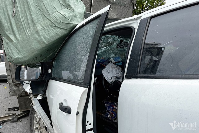 Tai nạn liên hoàn ở Hà Nội, 6 ô tô 'dồn toa' hư hỏng nặng - Ảnh 6.