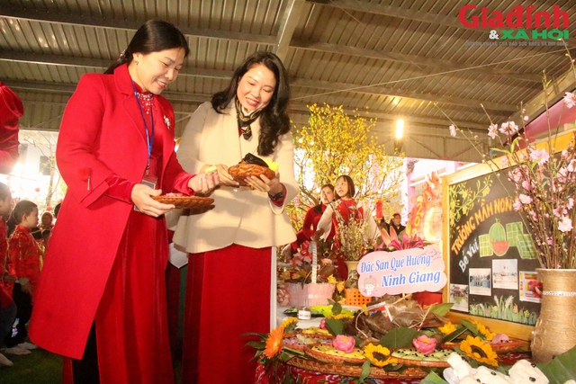 Tận mắt chứng kiến hàng trăm trẻ mầm non Hải Dương lần đầu tiên tự làm bánh Gai cổ truyền Ninh Giang - Ảnh 13.