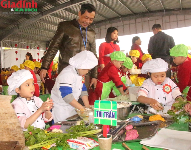 Tận mắt chứng kiến hàng trăm trẻ mầm non Hải Dương lần đầu tiên tự làm bánh Gai cổ truyền Ninh Giang - Ảnh 10.