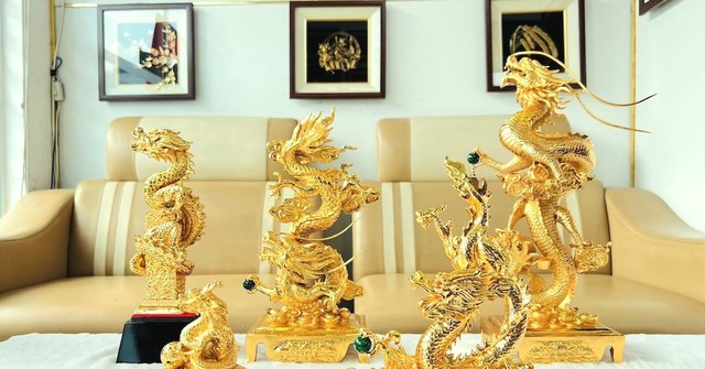 Tượng rồng, hoa lan dát vàng giá hàng chục triệu săn khách dịp Tết - Ảnh 1.