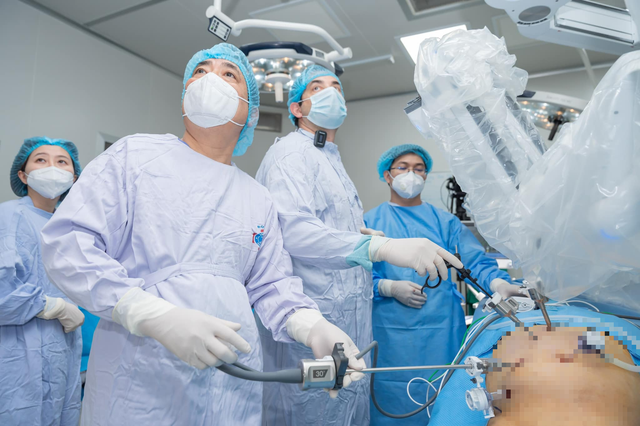 Phẫu thuật robot thành công cho 2 bệnh nhân ung thư đường tiêu hóa - Ảnh 2.
