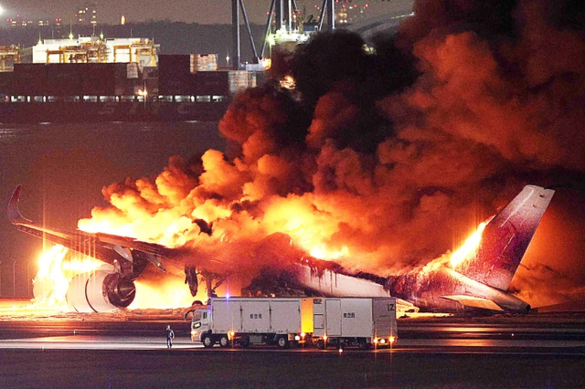 Thông tin mới nhất về cháy máy bay ở Nhật Bản: Lý giải   sự thần kỳ xảy ra với 379 hành khách - Ảnh 3.