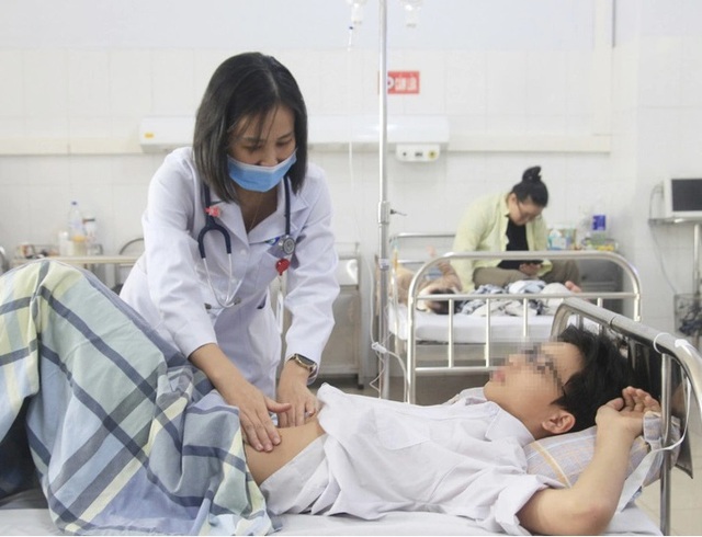 Bé 13 tuổi viêm loét dạ dày, xuất huyết tiêu hóa vì thói quen khó bỏ của nhiều người Việt - Ảnh 1.