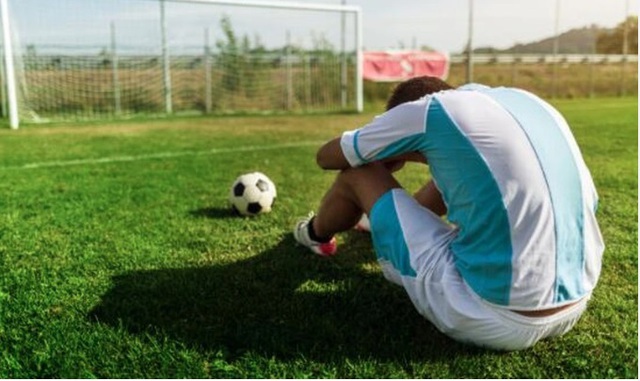 Bị bóng đá trúng vào vùng kín khi chơi thể thao, bé 13 tuổi suýt phải cắt tinh hoàn - Ảnh 2.
