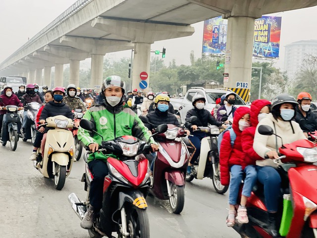 Hà Nội mưa rét thế nào khi gió mùa Đông Bắc tràn về? - Ảnh 1.