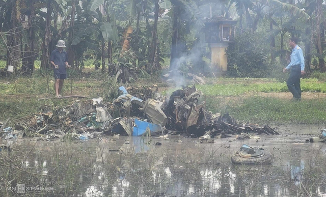 Hiện trường vụ rơi máy bay quân sự ở Quảng Nam - Ảnh 2.
