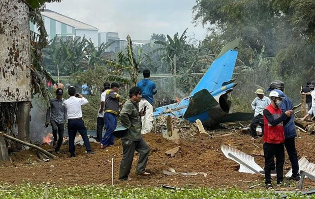 Hiện trường vụ rơi máy bay quân sự ở Quảng Nam - Ảnh 4.