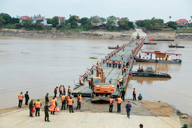 Tạm đóng cầu phao Phong Châu do nước sông Hồng lên cao - Ảnh 1.