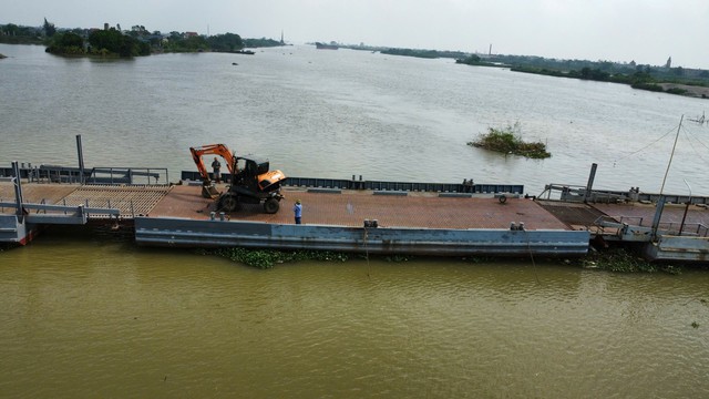 Sau sự cố bị đứt, cầu phao Ninh Cường ở Nam Định đã được nối và chờ ngày thông xe- Ảnh 12.