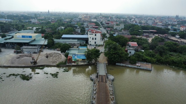 Sau sự cố bị đứt, cầu phao Ninh Cường ở Nam Định đã được nối và chờ ngày thông xe- Ảnh 4.