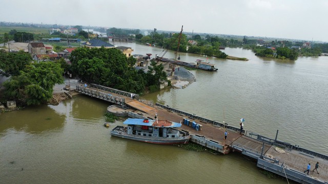 Sau sự cố bị đứt, cầu phao Ninh Cường ở Nam Định đã được nối và chờ ngày thông xe- Ảnh 10.