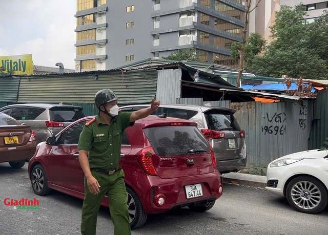 Hà Nội: Sau khi lực lượng công an rời đi, ngõ 8 Tôn Thất Thuyết lại tắc nghẽn, xe ô tô đỗ tràn lan- Ảnh 2.