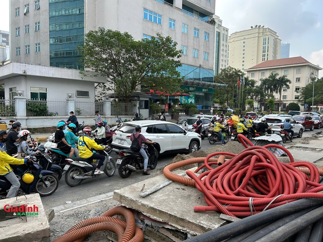 Hà Nội: Sau khi lực lượng công an rời đi, ngõ 8 Tôn Thất Thuyết lại tắc nghẽn, xe ô tô đỗ tràn lan- Ảnh 4.