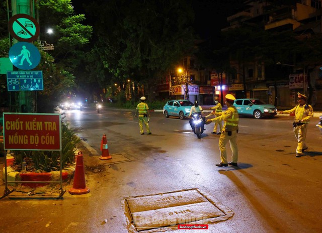 Tin sáng 16/10: Sẽ tăng mức phạt vượt đèn đỏ, đèn vàng từ năm 2025; sống sót thần kỳ sau hơn 30 giờ trôi dạt trên biển - Ảnh 2.