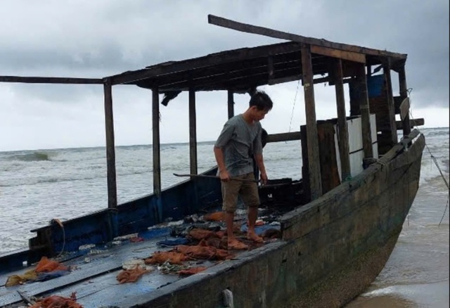 'Tàu ma' có chữ nước ngoài trôi dạt vào bờ biển Quảng Trị - Ảnh 2.