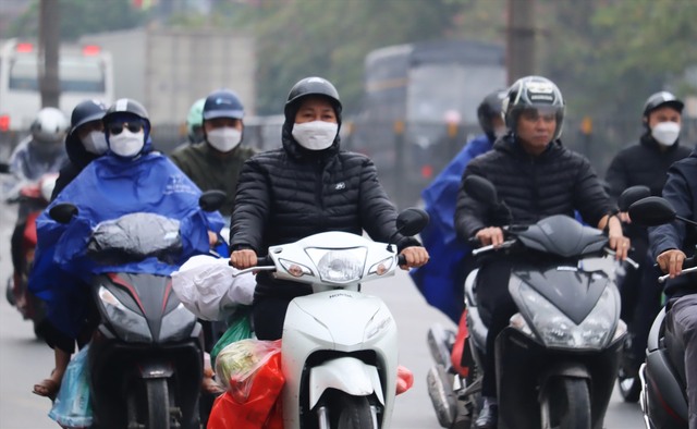 Thời tiết Hà Nội 3 ngày tới: Nhiệt độ Hà Nội giảm thấp nhất bao nhiêu khi gió mùa Đông Bắc tràn về? - Ảnh 2.