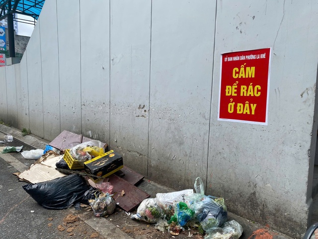 Khung cảnh hỗn độn: Rác thải và quán trà dọc tuyến đường sắt Cát Linh - Hà Đông - Ảnh 5.