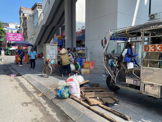 Khung cảnh hỗn độn: Rác thải và quán trà dọc tuyến đường sắt Cát Linh - Hà Đông - Ảnh 1.