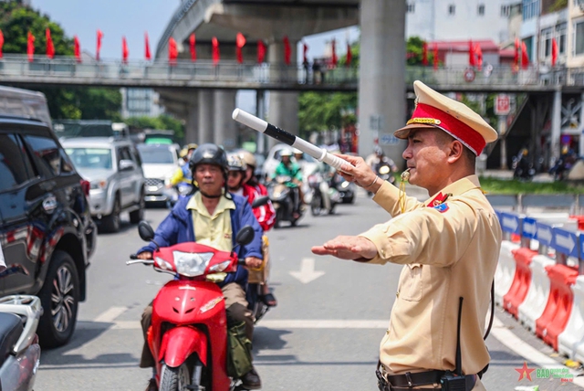 Tin sáng 4/10: Đề xuất phạt 30-40 triệu đồng khi lái ô tô ngược chiều, đi lùi trên cao tốc; Ngăn chặn người phụ nữ chuyển 200 triệu cho kẻ giả danh công an - Ảnh 1.