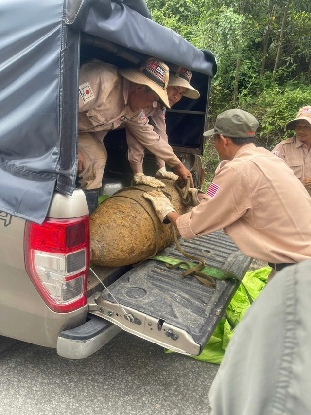 Người dân phát hiện quả bom 'khủng' bên bờ suối- Ảnh 1.