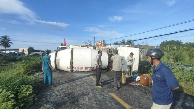 Xe bồn trộn bê tông bất ngờ bị lật, chắn ngang đường quốc lộ- Ảnh 1.