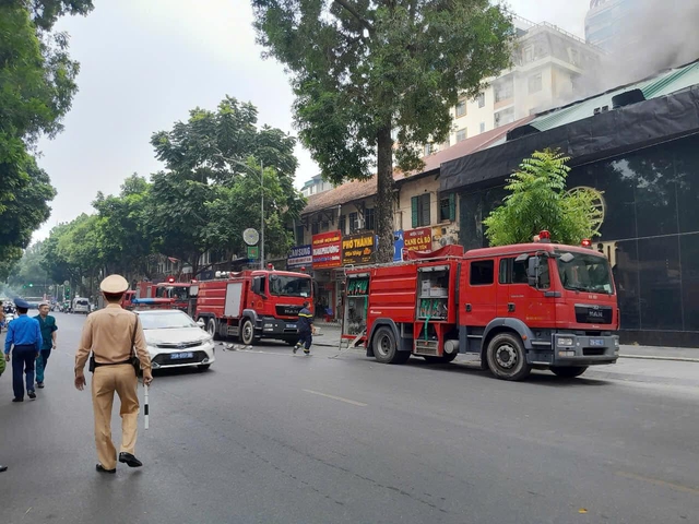 Hà Nội: Cháy lớn tại quán bar trên phố Hai Bà Trưng- Ảnh 1.