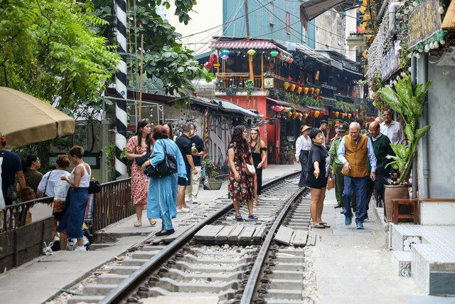 Hà Nội: Xử lý lộn xộn tại các khu vực 'cafe đường tàu' trên phố- Ảnh 2.