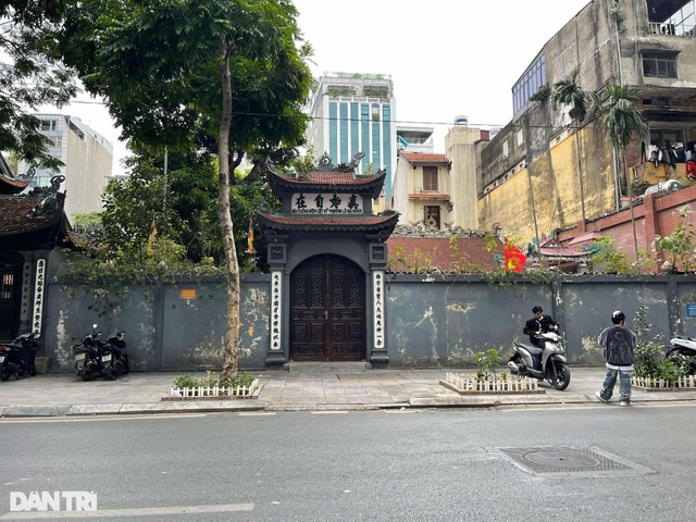 Sơn Tùng M-TP hẹn hò ở quán trà đá, công an yêu cầu đóng cửa vì gây mất trật tự  - Ảnh 2.