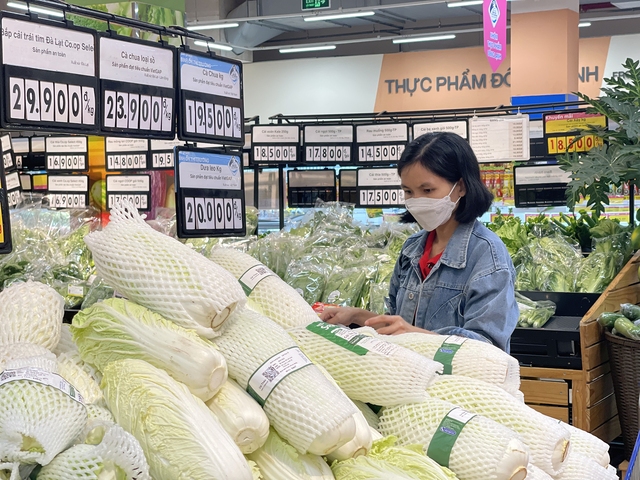 'Dàn trận' khuyến mại cuối năm 2025:  'Khóa giá' hàng nghìn mặt hàng và giỏ quà Tết 1.000 đồng, giúp người thu nhập thấp có Tết sung túc, đủ đầy- Ảnh 3.