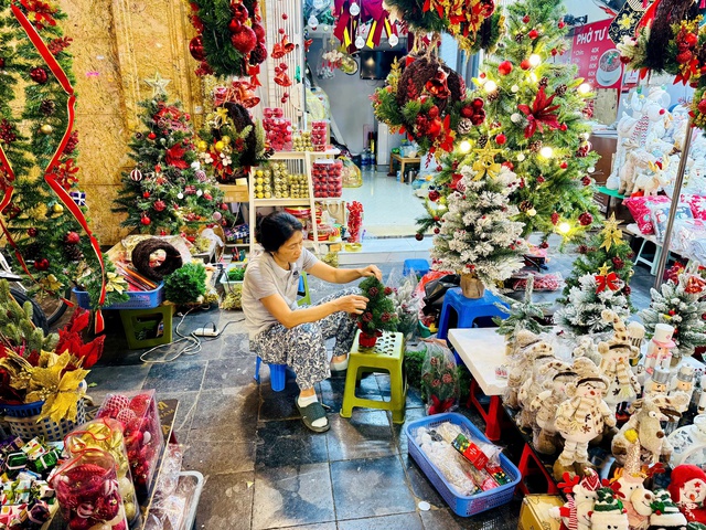 Thị trường Noel 2024: Mẫu mã đa dạng, giá cả biến động nhẹ- Ảnh 2.