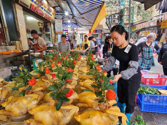 Ngoài bán ở sạp hàng, mâm cỗ gia tiên được rao bán 'online', người tiêu dùng chỉ cần kích chuột, đặt mua tại nhà- Ảnh 2.