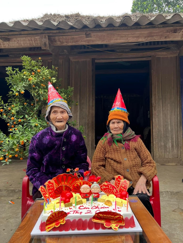 Đôi vợ chồng 112 tuổi và 102 tuổi ở Phú Thọ: Minh mẫn, quấn quýt bên nhau, mới ở chung với con vài tháng - Ảnh 3.
