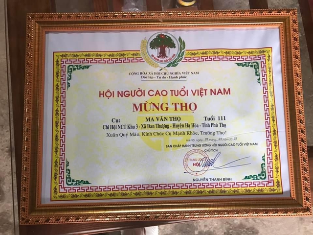 Đôi vợ chồng 112 tuổi và 102 tuổi ở Phú Thọ: Minh mẫn, quấn quýt bên nhau, mới ở chung với con vài tháng - Ảnh 2.