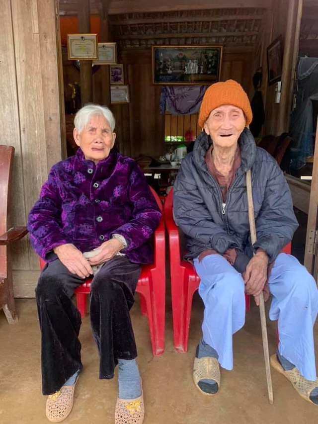 Đôi vợ chồng 112 tuổi và 102 tuổi ở Phú Thọ: Minh mẫn, quấn quýt bên nhau, mới ở chung với con vài tháng - Ảnh 1.