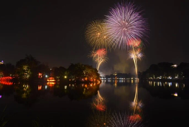 Mãn nhãn màn bắn pháo hoa mừng Xuân Giáp Thìn 2024  - Ảnh 2.